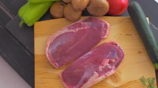 Syrové kachní prsa na dřevěné desce a různé druhy zeleniny — Stock video