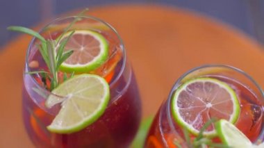 Meyve ve buz ile ferahlatıcı sangria kokteyl. Dön.