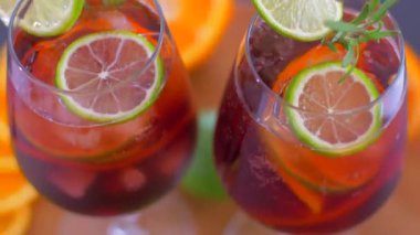 Meyve ve buz ile ferahlatıcı sangria kokteyl