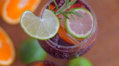 Meyve ve buz ile ferahlatıcı sangria kokteyl