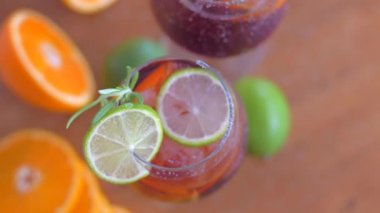 Meyve ve buz ile ferahlatıcı sangria kokteyl