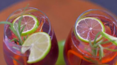 Meyve ve buz ile ferahlatıcı sangria kokteyl