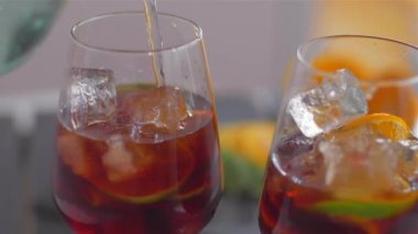 Sangria kokteyline soda dökün