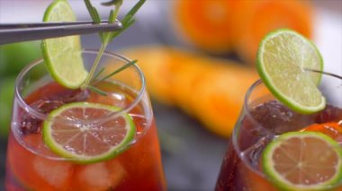 Biberiye ile kokteyl sangria süsleyin
