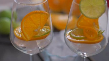 Buz ile bir bardak kireç dilimi yerleştirerek . Kokteyllerin hazırlanması