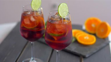 Meyve ve buz ile ferahlatıcı sangria kokteyl