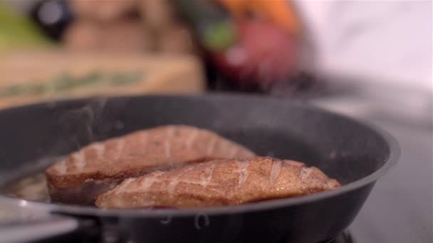 O chef prepara peitos de pato em uma panela — Vídeo de Stock