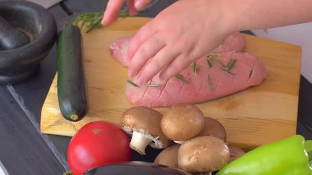 De eendenborsten met de huid naar beneden draaien — Stockvideo