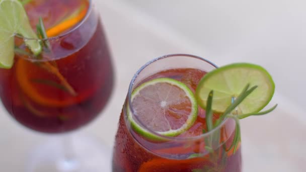 Itt az ideje egy kis szünetnek. Frissítő koktél Sangria gyümölccsel és jéggel — Stock videók