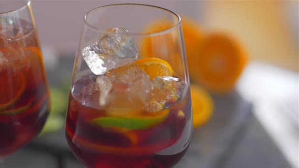 Soda zum Sangria-Cocktail gießen — Stockvideo