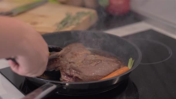 Peito de pato frito Chef. Mão lançando carne na panela . — Vídeo de Stock