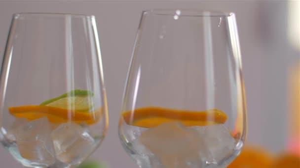 Placer la tranche de lime dans un verre avec de la glace. Préparation de cocktails — Video