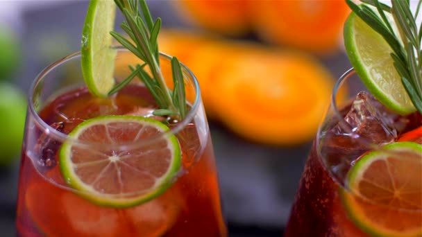 Uppfriskande sangria cocktail med frukt och is — Stockvideo