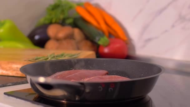 Кухар готує качині груди на сковороді — стокове відео