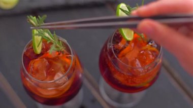 Biberiye ile kokteyl sangria süsleyin