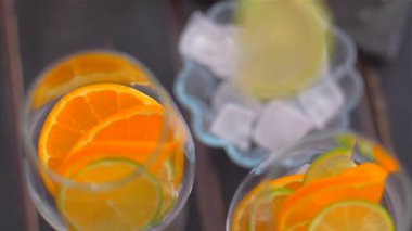 Bir bardağa limon dilimi ve buz yerleştirmek. Kokteyllerin hazırlanması