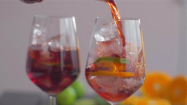 Sangria'yı bir bardak meyve ve buza dökmek