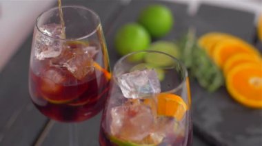 Meyveler ile Sangria'ya Konyak Ekleme