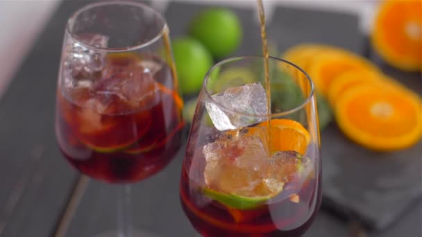 Cognac zu Sangria mit Früchten hinzufügen — Stockvideo