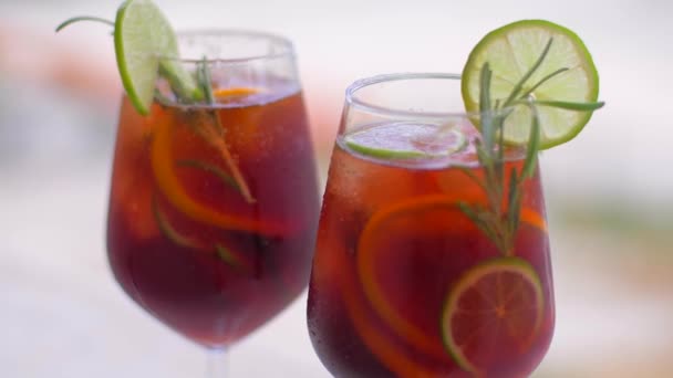 Tijd voor een pauze. Verfrissende cocktail sangria met fruit en ijs — Stockvideo