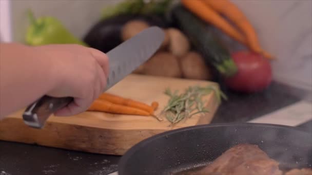 Kocken förbereder anka bröst med morötter i en kastrull — Stockvideo