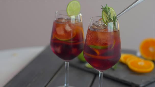 Zdobit koktejl Sangria s rozmarií — Stock video