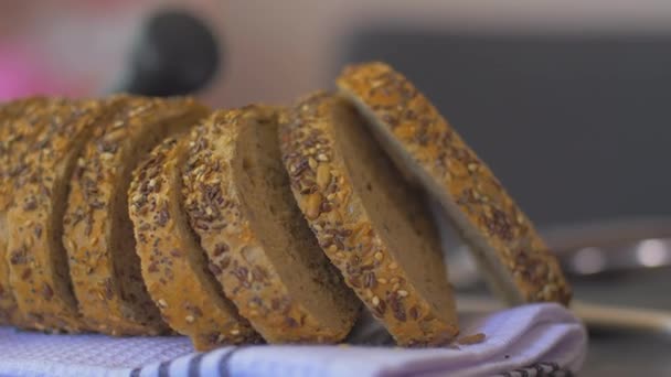 Pão de grão inteiro saboroso em um fundo preto — Vídeo de Stock