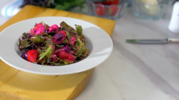Salada fresca com beterraba servida em um prato branco — Vídeo de Stock
