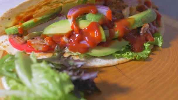 Heerlijk Mexicaans eten burrito en gebakken aardappelen geserveerd op een houten plank — Stockvideo