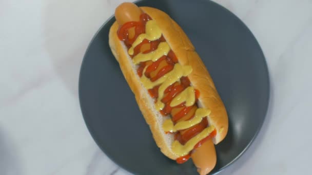 Handen kiezen van een kom salade en weigeren een bord van hotdogs . — Stockvideo