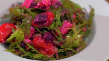 Pancarlı taze salata bir daire içinde döner. Çok iştah açıcı