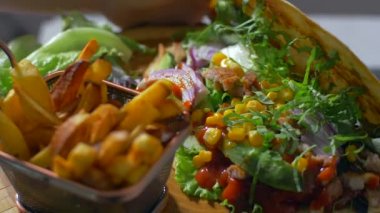 Lezzetli Meksika gıda burrito ve kızarmış patates ahşap bir tahta üzerinde servis