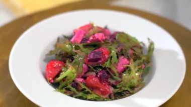 Pancarlı taze salata bir daire içinde döner. Çok iştah açıcı