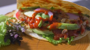 Lezzetli Meksika gıda burrito ve kızarmış patates ahşap bir tahta üzerinde servis