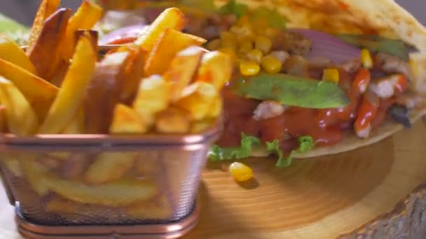 Мексиканская еда для буррито, подаваемая на деревянной доске, вращается по кругу — стоковое видео