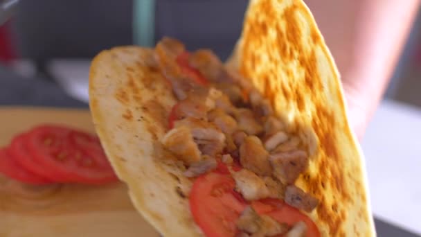 Preparando comida mexicana de burrito. Colocación de productos en tortillas — Vídeo de stock
