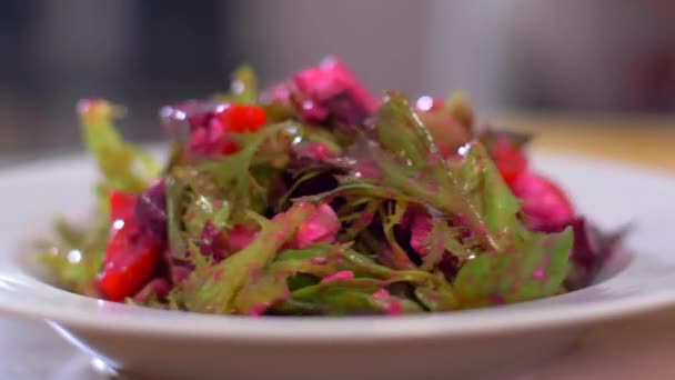 A salada fresca com beterraba gira em um círculo. Muito apetitoso. — Vídeo de Stock