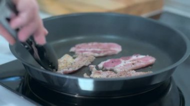 Tavada pastırma pişirmek, yakın çekim. Tavada pastırma pişirme, yakın çekim