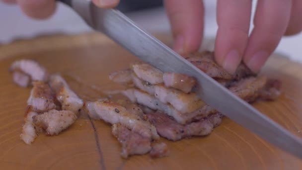Резать бекон ножом на деревянной доске — стоковое видео