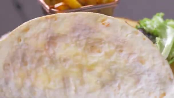 Mexikanska burrito mat serveras på en trä kartong roterar i en cirkel — Stockvideo