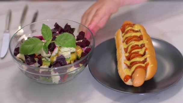 Dieet concept. Een vrouw die salade eet — Stockvideo