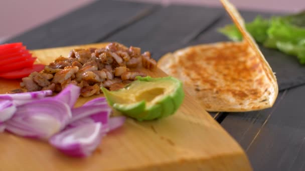 Preparação de produtos para alimentos Burrito mexicano — Vídeo de Stock