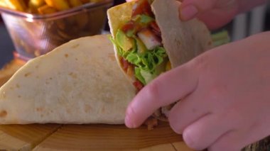Lezzetli Meksika gıda burrito ve kızarmış patates ahşap bir tahta üzerinde servis