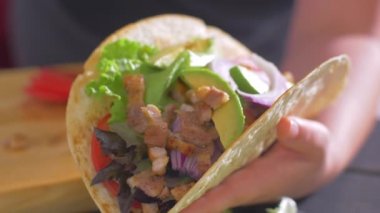Meksika burrito gıda ketçap ekleyin. Ekmeği