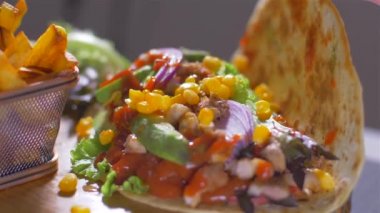 Meksika burrito gıda mısır ekleme ahşap bir tahta üzerinde servis