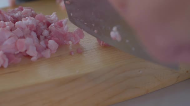 Chef schneidet rohe Speckstücke mit scharfem Messer auf Holzbrett — Stockvideo