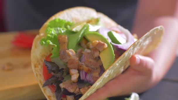 Añadir ketchup a la comida mexicana burrito. Tortillas — Vídeo de stock