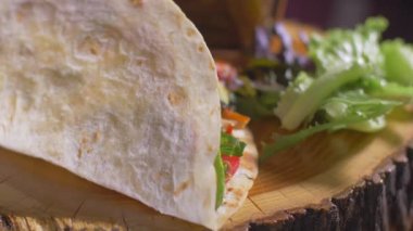 Lezzetli Meksika gıda burrito ve kızarmış patates ahşap bir tahta üzerinde servis