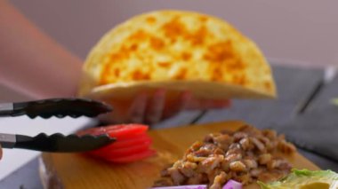 Meksika Burrito Gıda hazırlanıyor. Ürünleri tortillalara yerleştirme