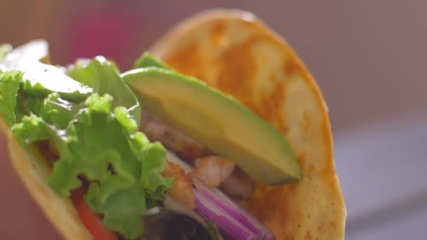 Förbereda mexikanska burrito mat. Placering av produkter i tortillas — Stockvideo